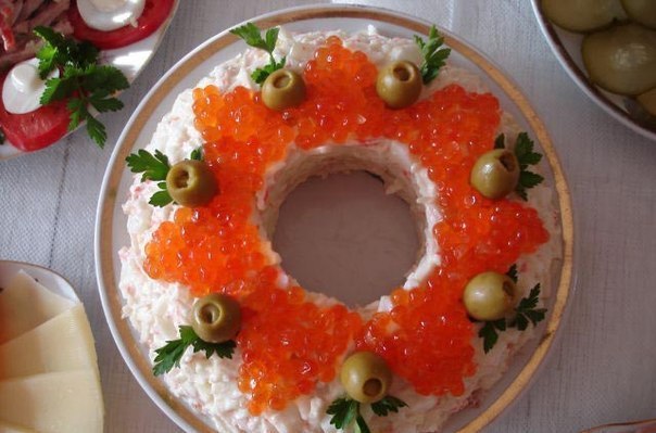 Šis ēdiens kļūs par jūsu svētku galda lepnumu – “Karaliskie” salāti