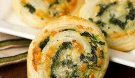 Man saldētavā vienmēr ir kārtainās mīklas iepakojums, lai jebkurā laikā varu pagatavot šo gardumu