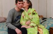 Zēns 8 gadus skaldīja malku un rūpējās par savu paralizēto māti. Pēc 8 gadiem masu informācijas līdzekļi bija šokā, uzzinot, kas noticis šajā ģimenē… Zēns 8 gadus skaldīja malku un rūpējās par savu paralizēto māti. Pēc 8 gadiem masu informācijas līdzekļi bija šokā, uzzinot, kas noticis šajā ģimenē…