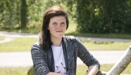 Dana ”Lauku sētas” dēļ izmesta no darba