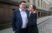 Artuss Kaimiņš un Dārta Daneviča Ziemassvētku vakarā atklāj, ka gaida mazuli Artuss Kaimiņš un Dārta Daneviča Ziemassvētku vakarā atklāj, ka gaida mazuli