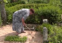 VIDEO: Ko jūs dariet? ”Rociet ārā!” Limbažu kapos uz vīramātes nezinot apbedī kādu vīrieti