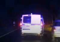 Video: Mājsēdes laikā dzērājšoferis ar “Mercedes-Benz”  bēg no policijas bēg ar 160 km/h; Lūk, cik liels sods uzlikts!