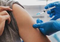 Gudrāk inficēties ar omikronu nekā vakcinēties? Ko par to saka Latvijas zinātnieki?
