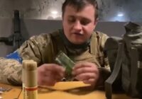 Ukraiņu karavīrs parādijis krievu karavīra mugursomas saturu (+VIDEO)